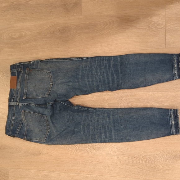 Petite 9" Mid-Rise Skinny Jeans in York Wash: Rip and Repair Edition (Sz 28P) - Picture 7 of 7